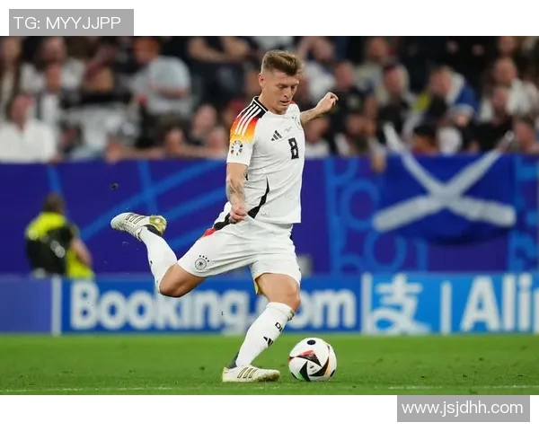 克罗斯：从足球场上的战术大师到生活中的低调绅士